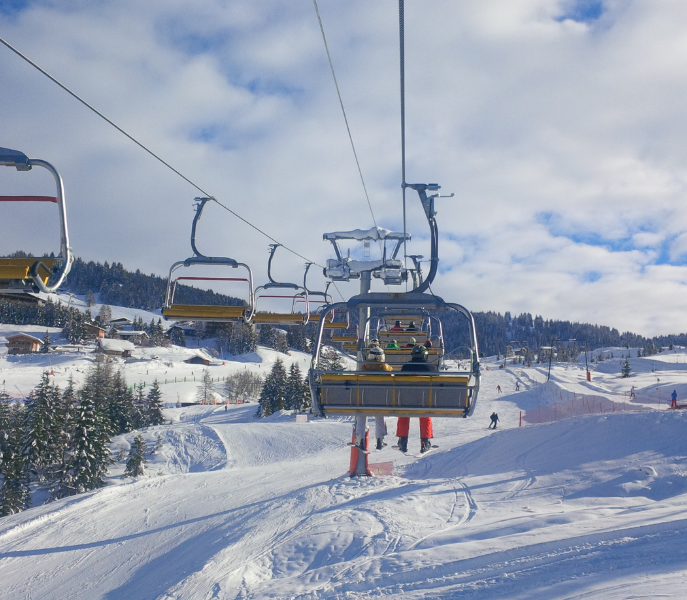 Skiën in februari: de perfecte mix van sneeuw, zon en sfeer