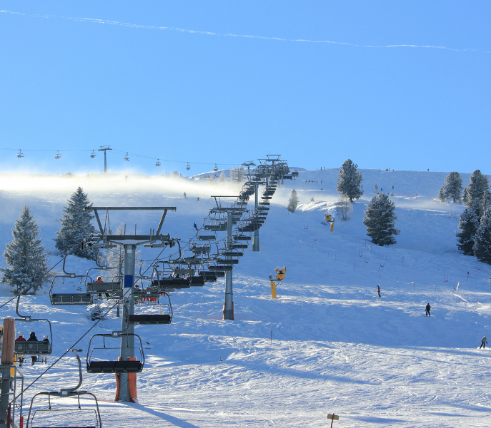 Met de bus naar de sneeuw: comfortabel skiën in maart