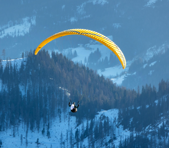 Paragliden boven het meer van Zell am See