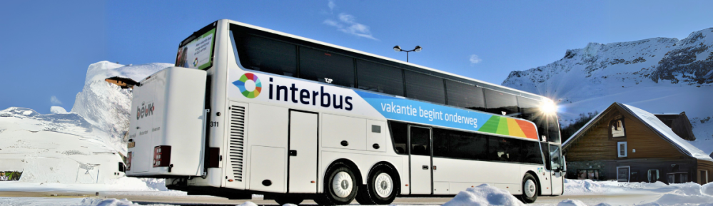 Met de nachtbus naar de sneeuw: zo reis je uitgerust naar jouw skibestemming